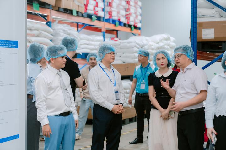PGS.TS Lê Quang Thông tham quan Nhà máy do LA PET phân phối
